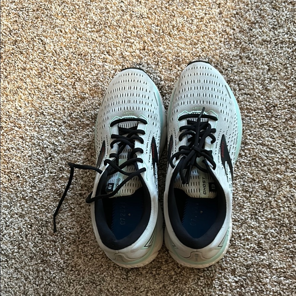 Brooks Black and White Athletic Shoes with Breathable Mesh and Low-Top Design